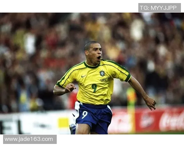 足球明星球员精彩瞬间集锦展现足坛传奇与激情的完美融合