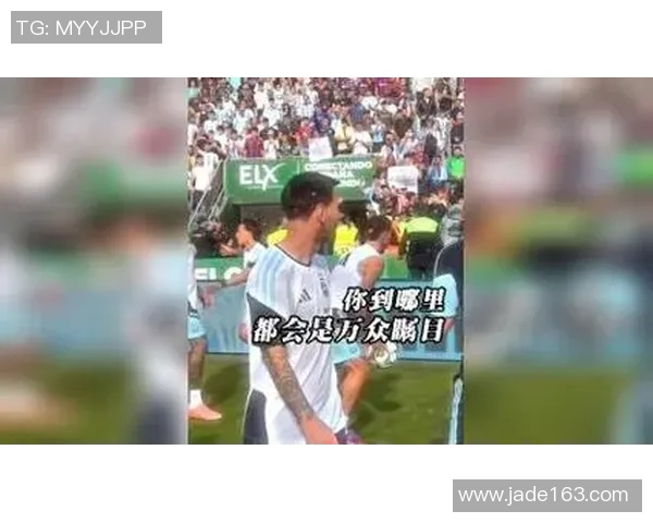 孩子在球场偶遇足球明星恳请签名感动全场的温馨瞬间