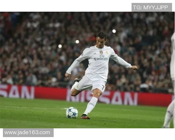 足球明星如何运用外脚背技巧精准传球与射门的精彩瞬间解析